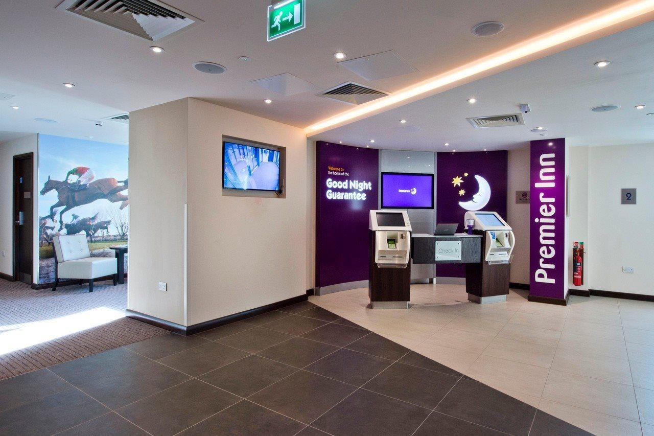 Premier Inn Cheltenham Town Centre Exterior photo